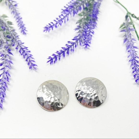 Vintage Signed Sarah Coventry Hammered Silver Tone Disc Clip On Earrings - Picture 1 of 4